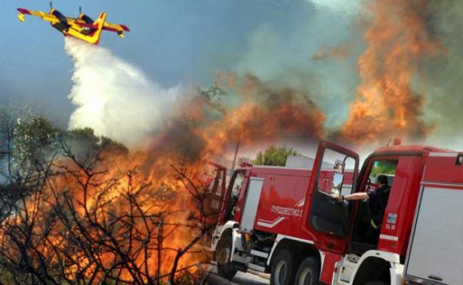 Ζαχάρω Ηλείας: Μεγάλη φωτιά στα Ροδινά – Εγκλωβίστηκε πυροσβεστικό όχημα